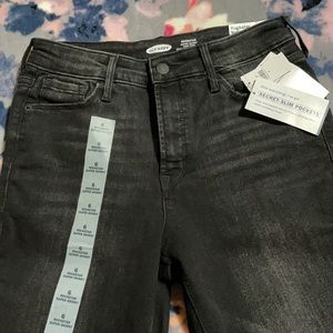 Old Navy Rockstar Super Skinny High Rise Black Jeans with knee rip.